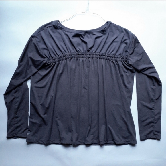 Fabletics women chinced back dark gray long sleeve top, size Medium - Picture 11 of 12